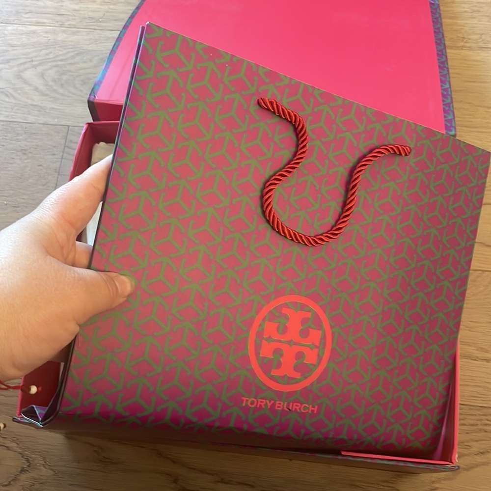 Tory Burch Fleming Soft Leather Shoulder Bag In Burgundy Red NWT - Picture 4 of 14